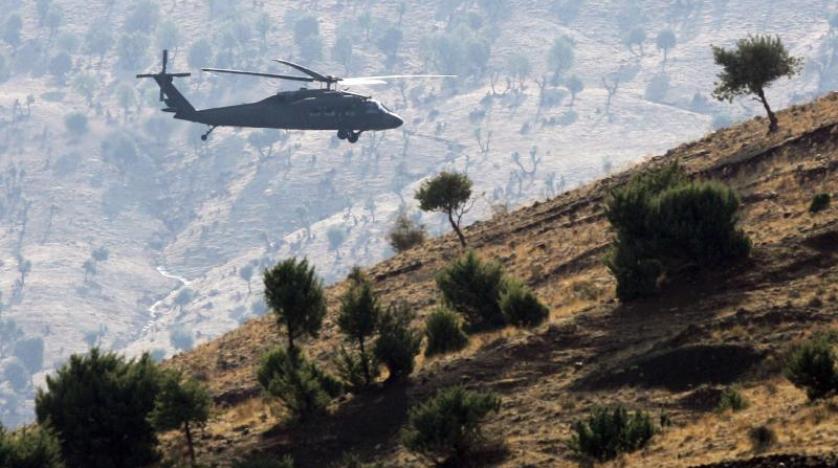 طائرة هليكوبتر تابعة للجيش التركي تحلق بالقرب من الحدود التركية العراقية