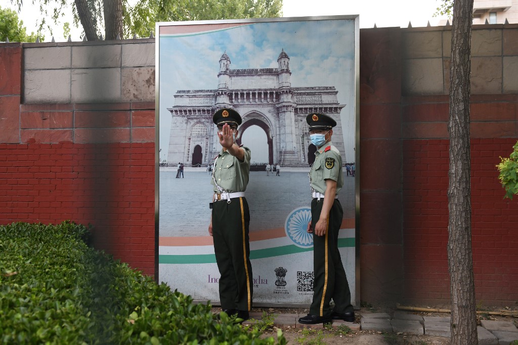 شرطيان صينيان يحرسان مقر السفارة الهندية في بكين