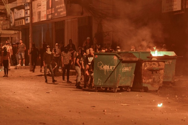 متظاهرون مناهضون للحكومة اللبنانية في طرابلس بشمال لبنان في وقت متأخ
