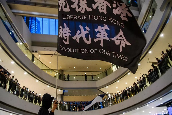 متظاهرون مؤيدون للديموقراطية في مركز تسوق في هونغ كونغ
