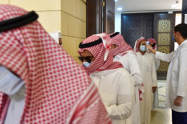 فحص درجات الحرارة لمصلين لدى وصولهم الى مسجد في الرياض في 31 مايو