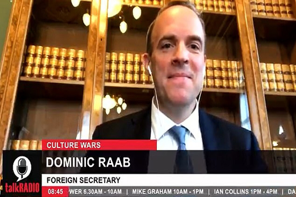  وزير الخارجية البريطاني خلال حديثه لراديو (TalkRadio)