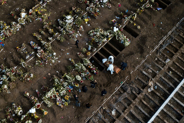 صورة من الجو لدفن أحد ضحايا كوفيد-19 في مقبرة سانتياغو العامة في 15 يونيو 2020