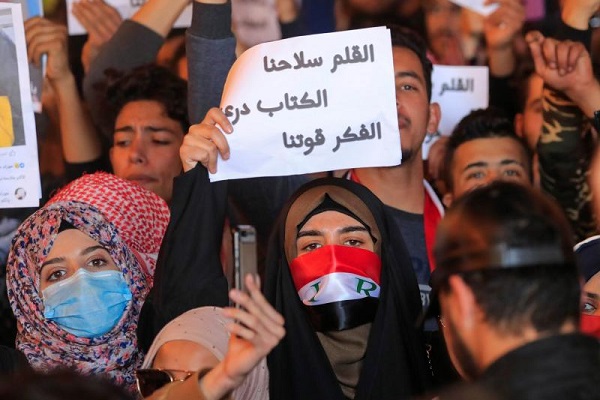 متظاهرون عراقيون يرفعون في فبراير شعاراً يطالب بحرية التعبير