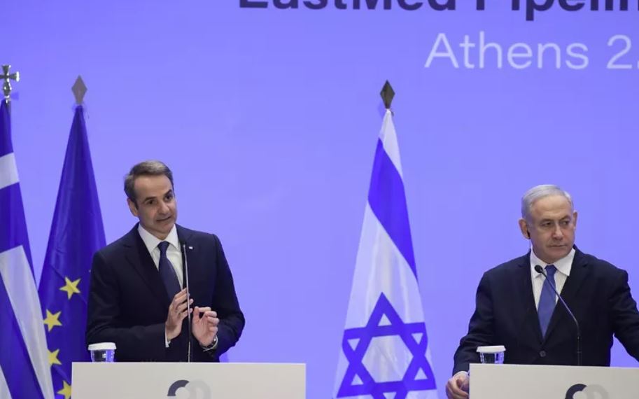 رئيس الوزراء الإسرائيلي بنيامين نتنياهو (يمين)، ورئيس الوزراء اليوناني كيرياكوس ميتسوتاكيس