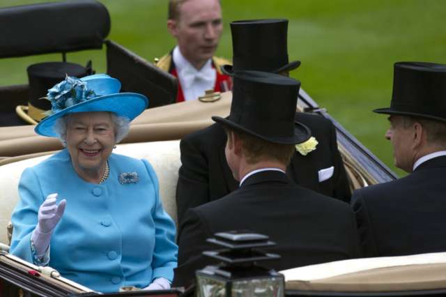 صورة أرشيفية لملكة بريطانيا في الطريق لرويال اسكوت (أ ف ب)