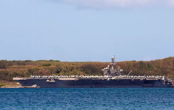 البحرية الأميركية تؤكد إقالة قائد حاملة طائرات فيها كورونا