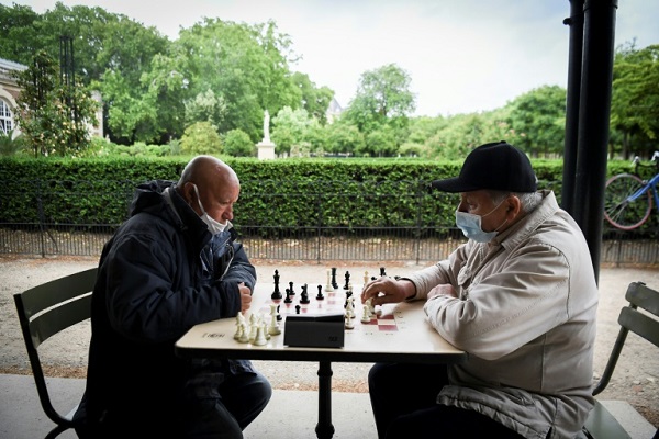 رجلان يلعبان الشطرنج في حدائق لوكسمبورغ في باريس