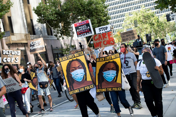 متظاهرون يحتجون على عنف الشرطة في لوس أنجلس في 17 يونيو 2020