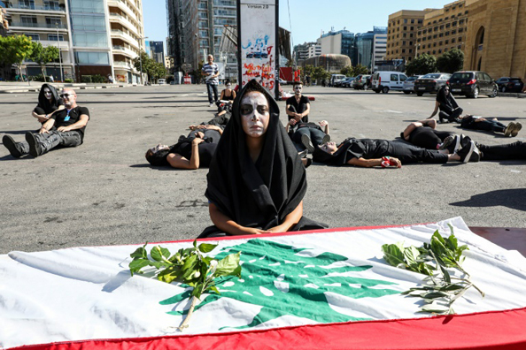 متظاهرون لبنانيون ينظمون مأتمًا رمزيًا في وسط بيروت، 13 يونيو 2020
