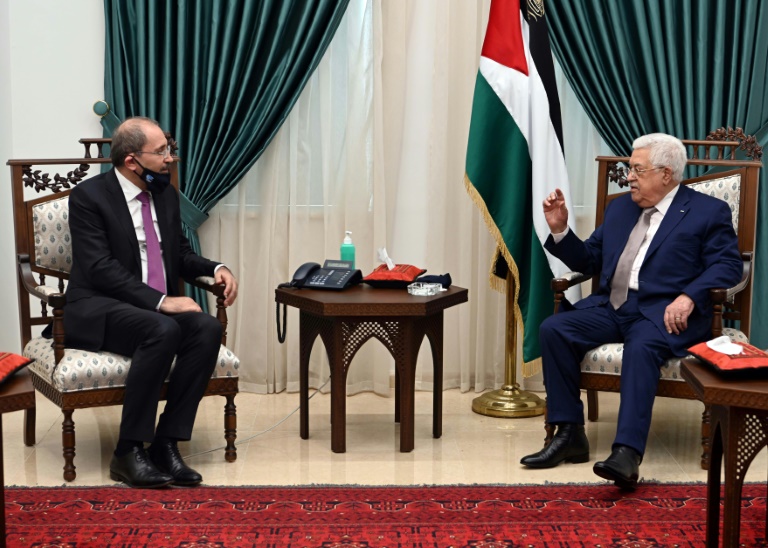الرئيس الفلسطيني محمود عباس (يمين) يلتقي وزير الخارجية الأردني أيمن الصفدي