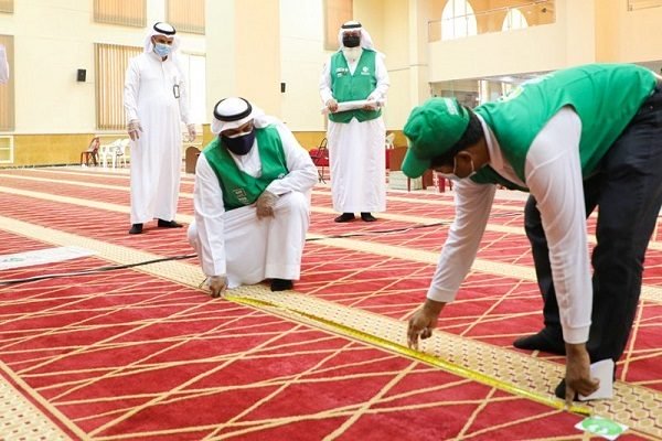 أعوان الصحة يعقمون مسجدا في السعودية