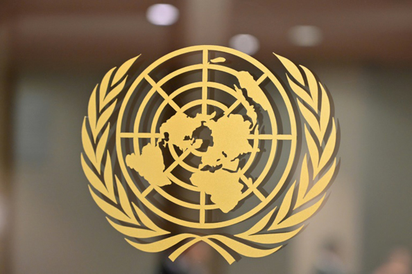 شعار الأمم المتحدة في مقر المنظمة الدولية في نيويورك في 24 سبتمبر 2019