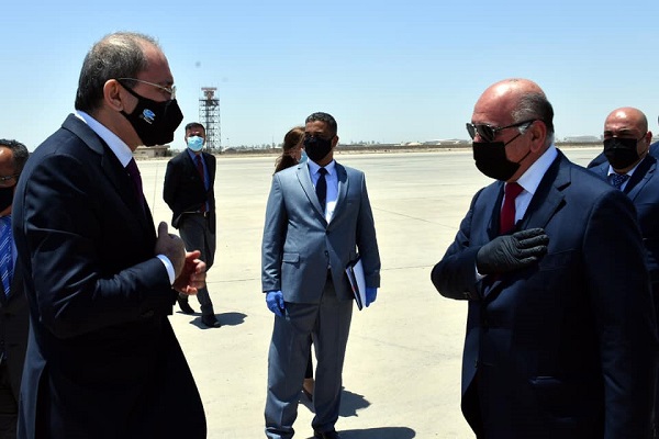 وزير الخارجية العراقي فؤاد حسين مستقبلاً في مطار بغداد نظيره الأردني أيمن الصفدي