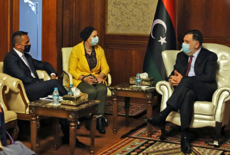 رئيس حكومة الوفاق الوطني الليبية فائز السراج ووزير الخارجية الايطالي لويجي دي مايو في طرابلس في 24 حزيران/يونيو 2020