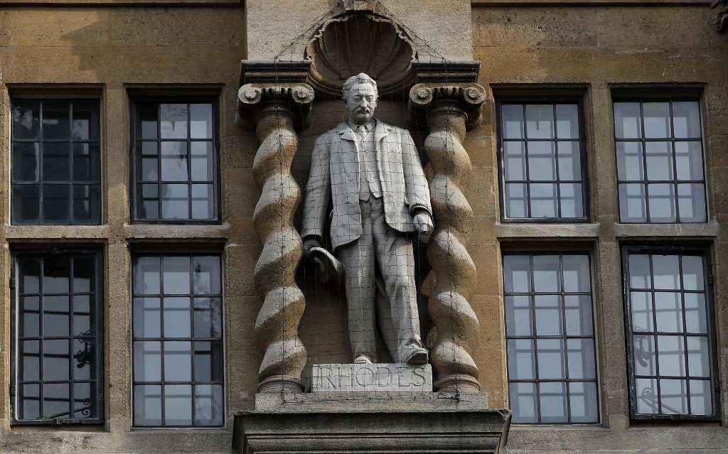 تمثال سيسيل رودس في كلية أوريل في أوكسفورد
