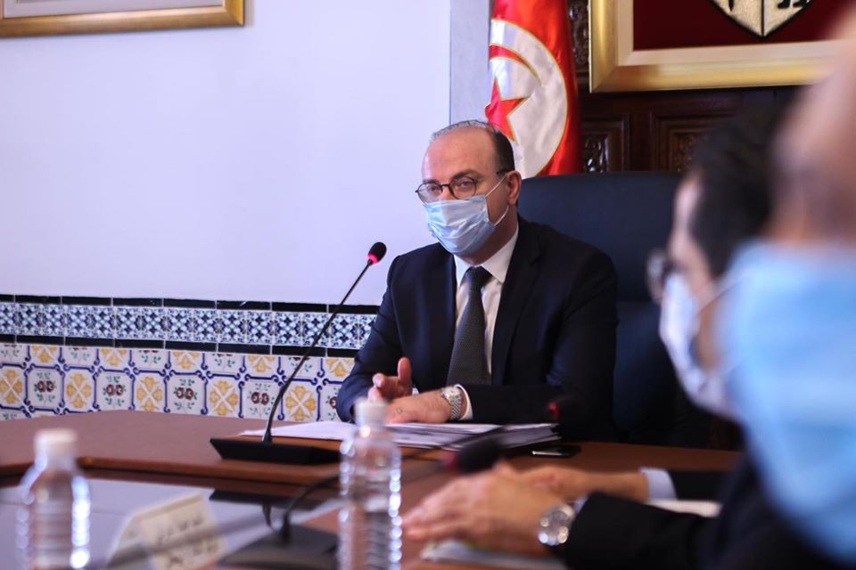 رئيس الحكومة التونسية ينفي اتهامات بـ
