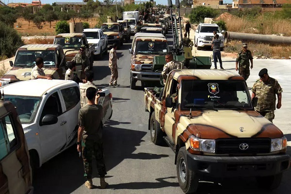 مقاتلون موالون للمشير خليفة حفتر في مدينة بنغازي الليبية