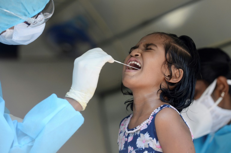 ممرض يجري اختبار فيروس كورونا لإحدى الفتيات في 16 حزيران/يونيو 2020