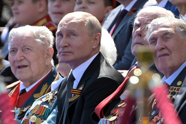 الرئيس الروسي فلاديمير بوتين ومحاربين قدامى في عرض عسكري في 24 يونيو 2020