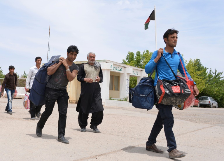 صورة من الارشيف تظهر مهاجرين عبروا الحدود إلى أفغانستان من إيران