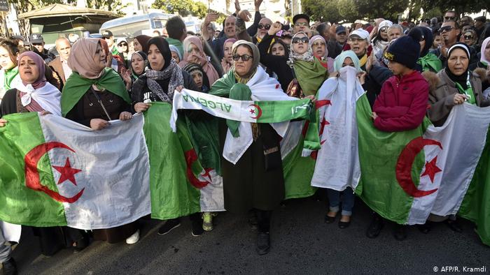 النيابة العامة الجزائرية تطلب عقوبة السجن 5 سنوات لـ14 متظاهراً
