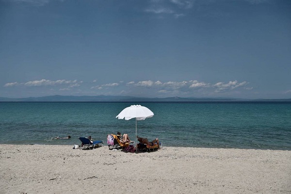 سياح على شاطئ في اليونان
