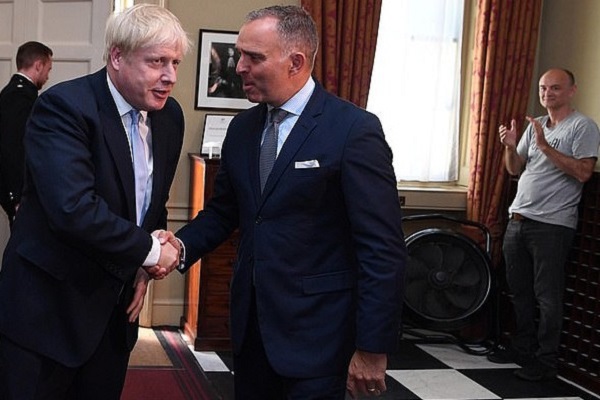  جونسون وسيدويل وكامينغز في طرف الصورة 