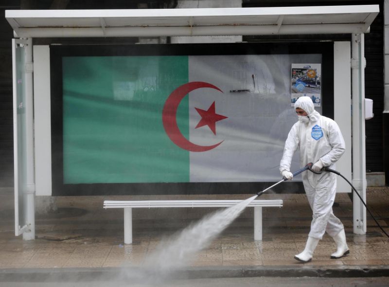الجزائر تكابد لاحتواء فيروس كورونا