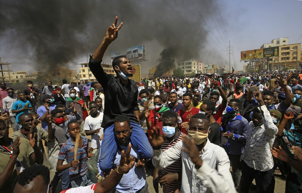 السودانيون يتظاهرون مطالبين بالسلام والعدالة