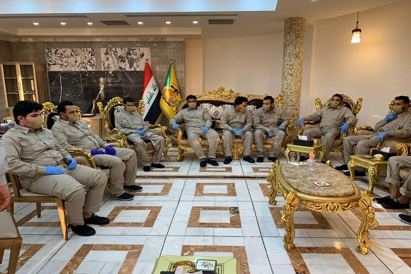 عناصر كتائب حزب الله العراقي في مقر الحزب عقب اطلاق سراحهم