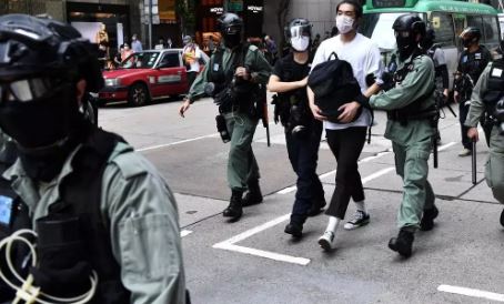 الشرطة تعتقل 180 شخصا في هونغ كونغ