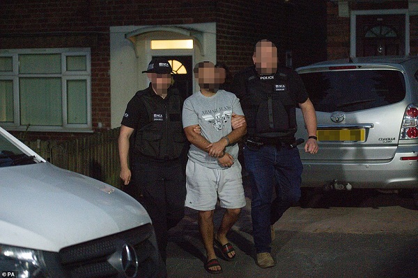 صور من الشرطة البريطانية للمواد المضبوطة من أسلحة ونقد ومخدرات 