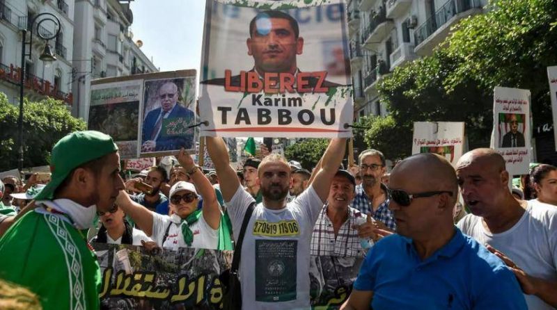 القضاء يفرج عن كريم طابو أحد رموز الحراك بالجزائر
