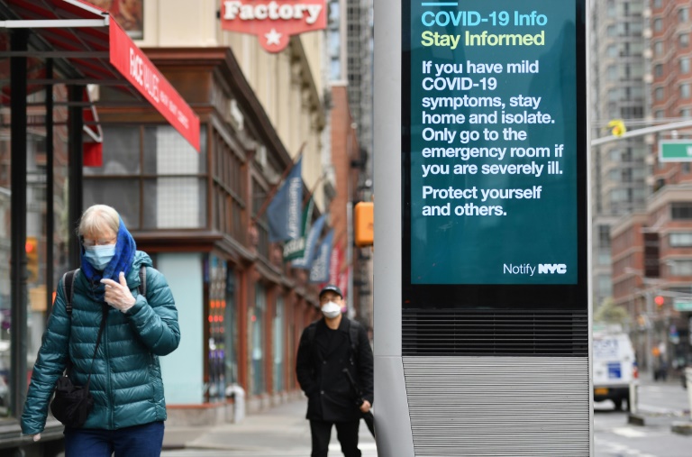 مارة يرتدون أقنعة واقية من فيروس كورونا في احد شوارع نيويورك