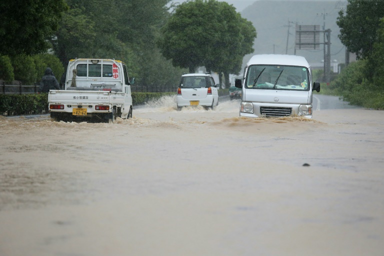 اليابان تأمر عشرات الآلاف بإخلاء منازلهم إثر فيضانات