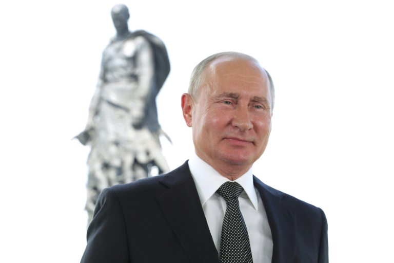 بوتين يسخر من علم قوس قزح رفعته السفارة الأميركية في روسيا