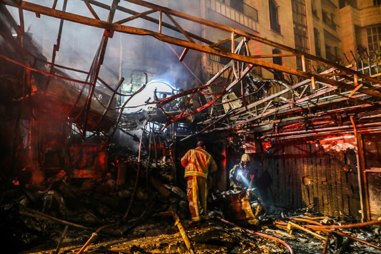 فرق الإطفاء تبحث عن ناجين محتملين في موقع انفجار بمركز طبي في طهران.