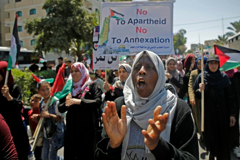 متظاهرات فلسطينيات يرددن شعارات ويحملن لافتات ضد مخطط الضم الإسرائيلي لاجزاء واسعة من الضفة الغربية المحتلة في تظاهرة شارك فيها الآلاف خرجت في مدينة غزة في الاول من تموز/يوليو 2020