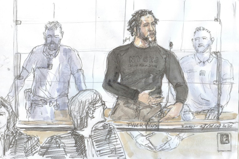 رسم لقاعة المحكمة يظهر فيه الجهادي الفرنسي تايلر فيلوس متحدّثا في مستهلّ محاكمته في باريس في 25 حزيران/يونيو 2020.