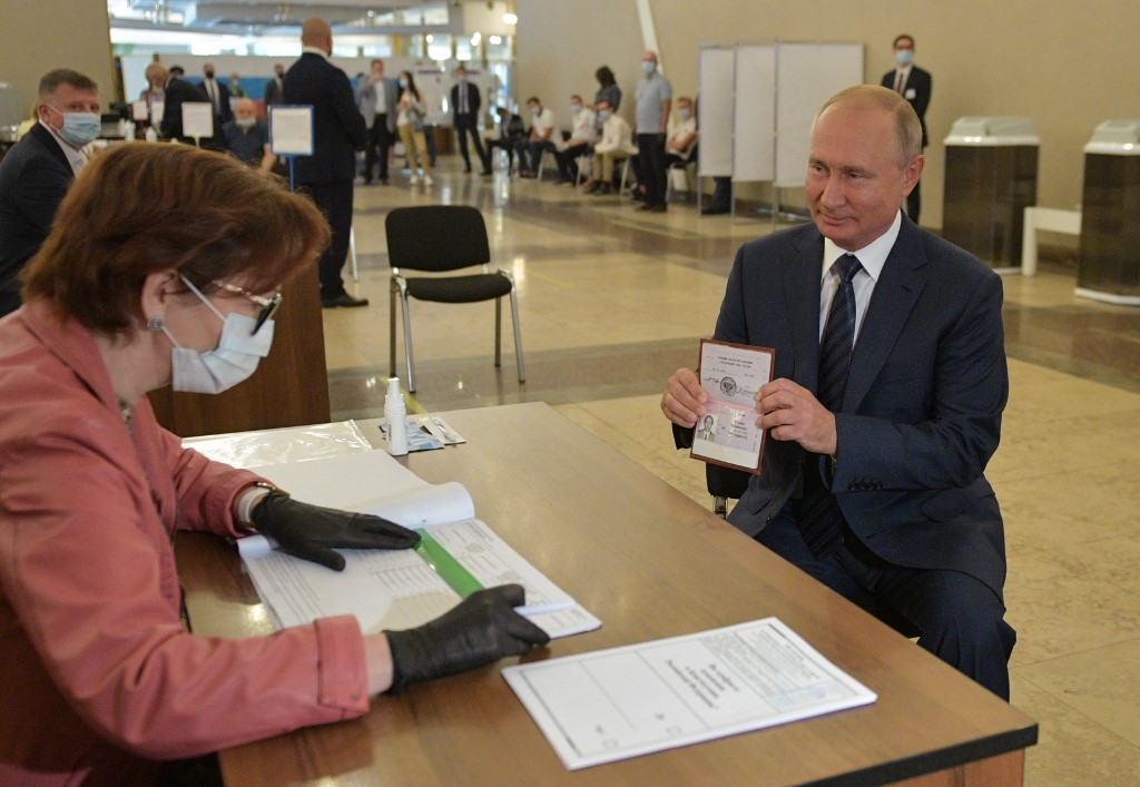 الروس يؤيدون تمديد عهد بوتين في استفتاء مثير للجدل