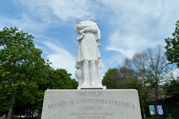 إسقاط تمثال كريستوفر كولومبوس في بالتيمور الأميركية