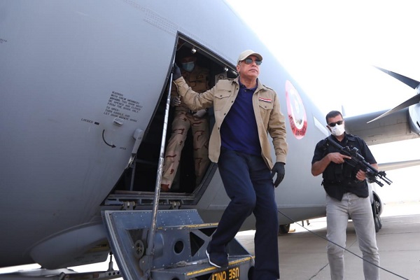 الكاظمي لدى وصوله إلى كركوك في وقت سابق لاطلاق العمليات العسكرية ضد داعش