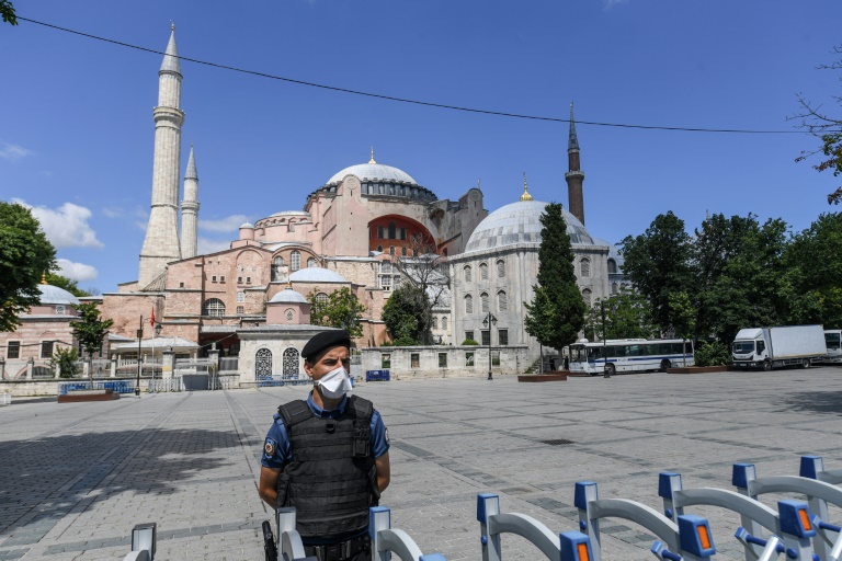 شرطي تركي يضع كمامة امام آيا صوفيا في اسطنبول في 11 تموز/يوليو 2020