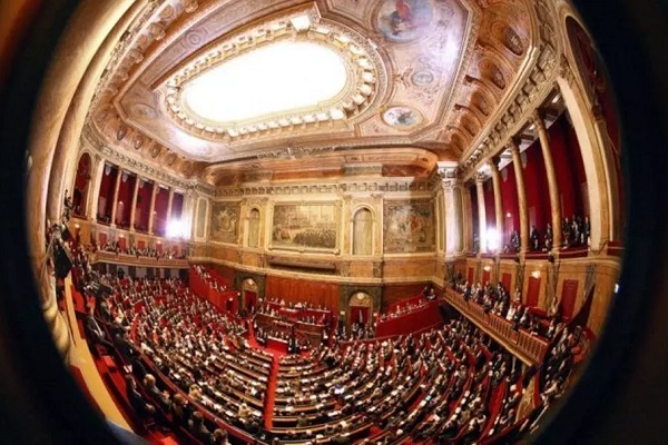 مجلس الشيوخ في فرنسا يحذّر من 