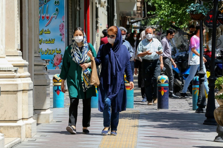 مارة في أحد شوارع طهران