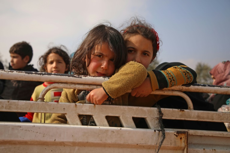 أطفال نازحون في شاحنة في معرة مصرين بمحافظة ادلب في شمال غرب سوريا في 06 شباط/فبراير 2020