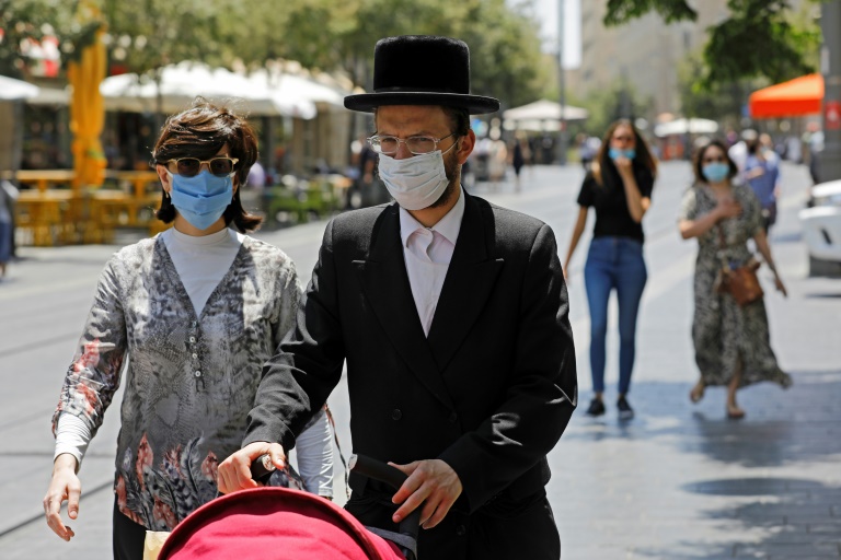 إسرائيليون يضعون الكمامات الواقية من فيروس كورونا في وسط مدينة القدس