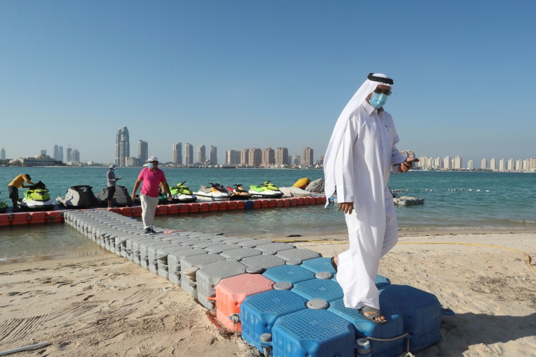 رجل قطري يضع كمامة على شاطئ كاتارا في الدوحة