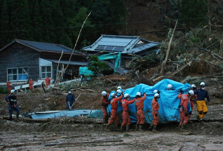 منقذون يعملون في موقع تضرر بأمطار غزيرة في غرب اليابان
